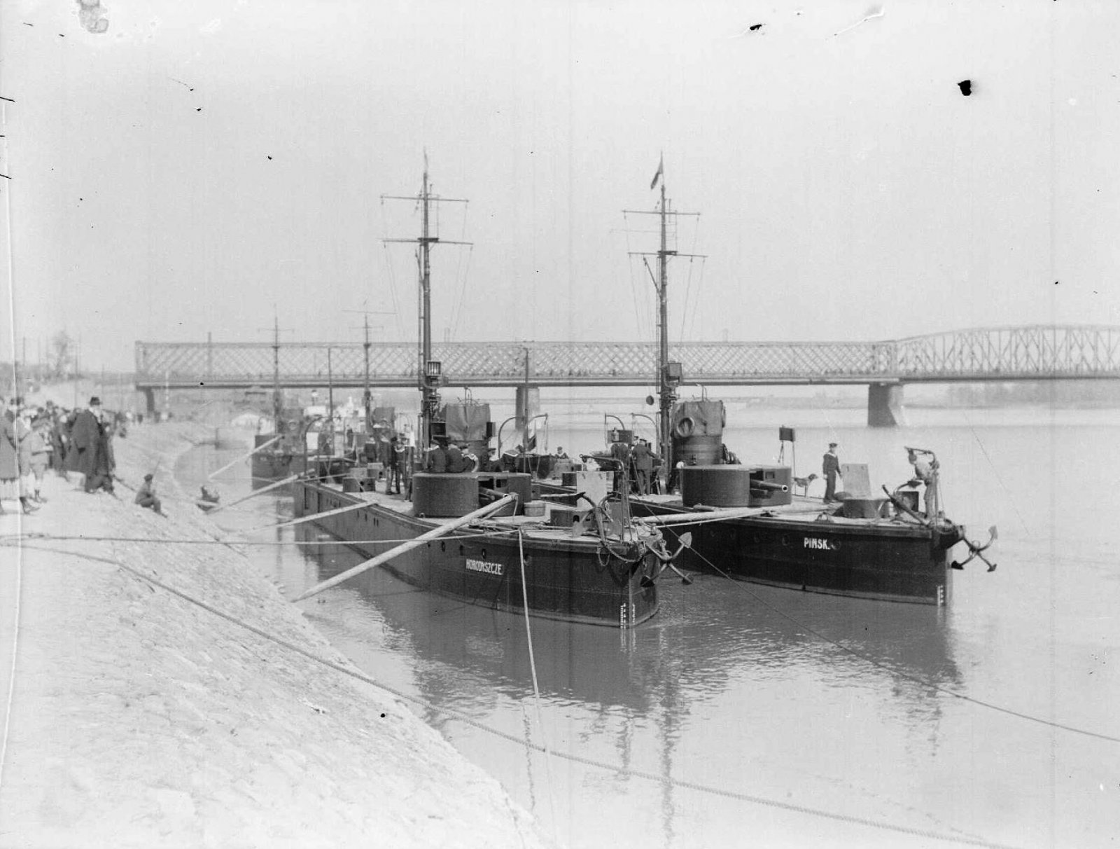 ORP Pisk ORP Horodyszcze na Wile przy mocie Kierbedzi